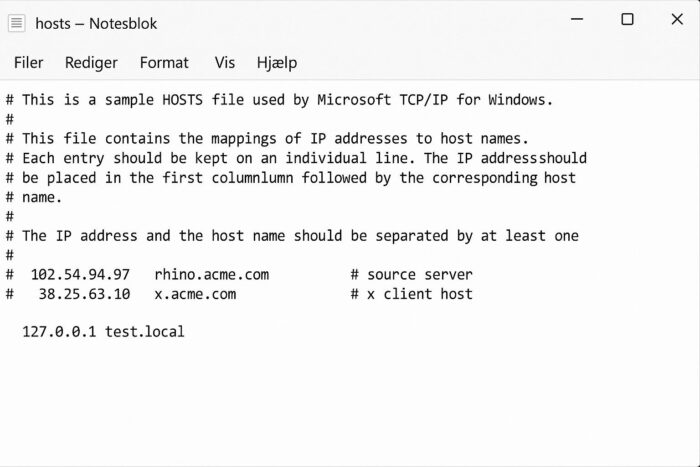 Notepad med hosts-filen åben og en lokal regel tilføjet